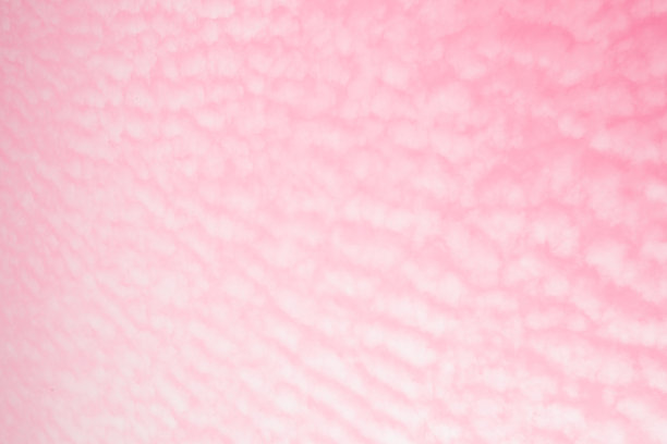 美丽的粉红色天空背景与白云。幻想蜡笔模糊的天空，日落背景。柔和的天堂明亮多云的夏日。美丽开放视野Cloudscape自然，纹理自由。图片下载