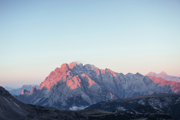 山的左边充满了阳光。美丽安静的地方图片下载