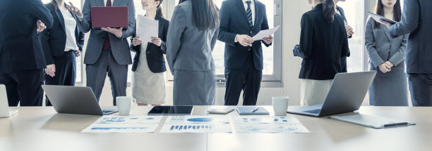 办公室里有很多商人。集团的业务。公司业务。图片下载