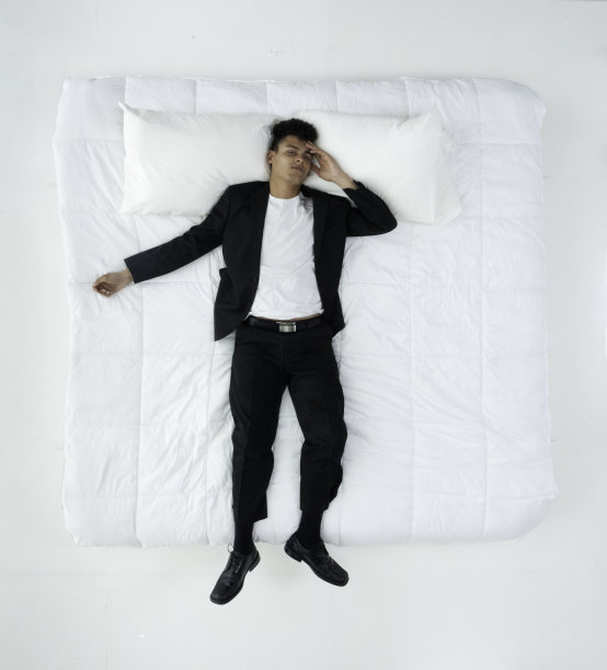 商人躺在床上图片下载