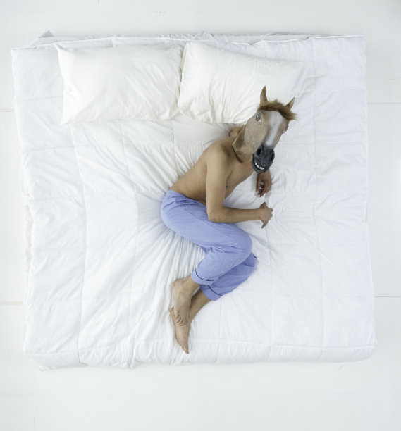 性感的马夫在床上图片下载