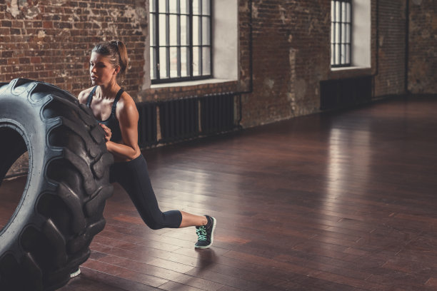 年轻的女孩在室内有一个轮子图片下载
