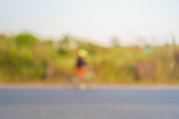 模糊人下班后在公园户外慢跑锻炼，绿色的自然和阳光的背景。图片下载