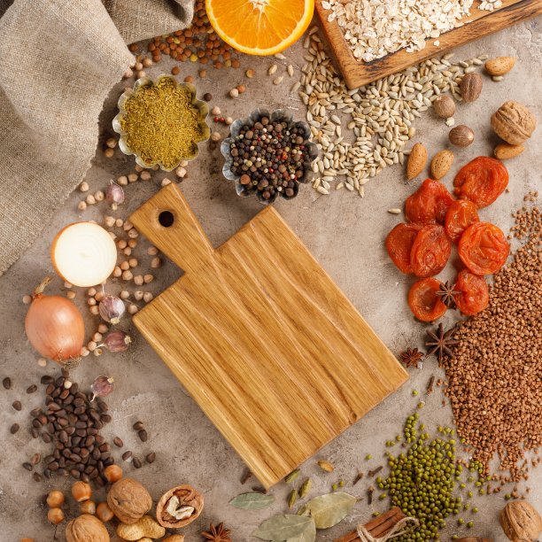 干果，谷物，香料和坚果，有机健康零食的纹理背景。健康饮食的概念。简单的产品。木质装饰板下带有文字的地方。副本的空间。图片下载