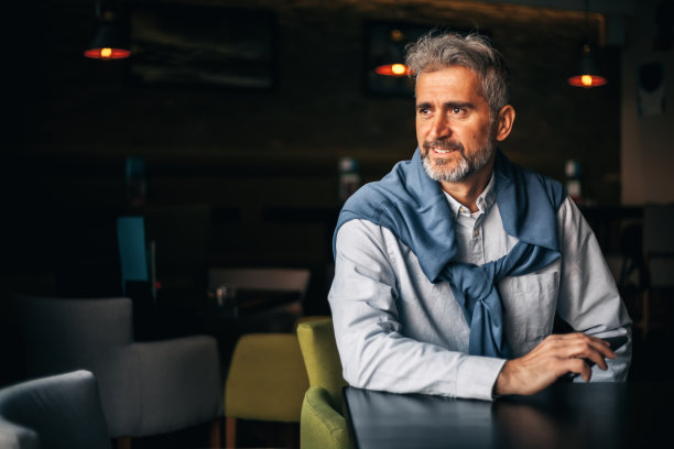 老男人用手机在一个café图片下载