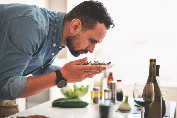 年轻人闻到了烤牛排的香味图片下载
