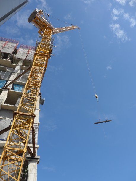 起重机在高层建筑上承载重物图片下载