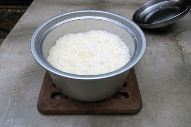 在后院的水泥桌上煮熟的米饭图片下载