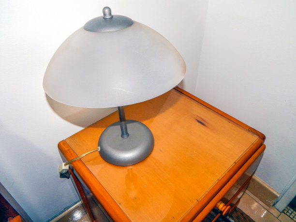 玻璃木制床头柜上方的灯图片下载