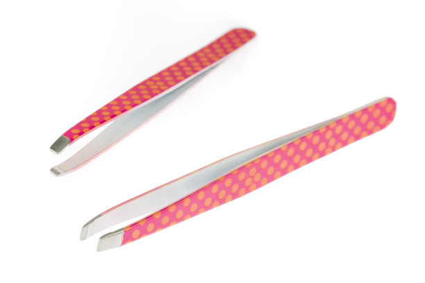 粉色美容眉镊与黄色圆点设计，美容产品孤立在白色背景，剪切路径包括图片下载