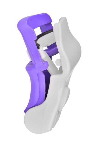 淡紫色和白色塑料睫毛夹，非常紧凑和轻，用于旅行，美容产品隔离在白色背景，包括剪切路径图片下载