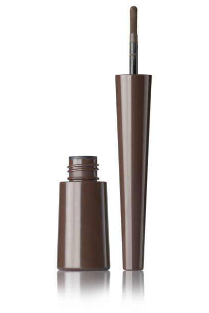 用棕色化妆眉粉刷开容器，表面反射良好，美容产品孤立在白色背景上，剪切路径包括在内图片下载