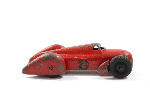老式玩具赛车在白色的背景图片下载