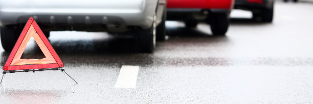 雨后红色银色汽车事故图片下载