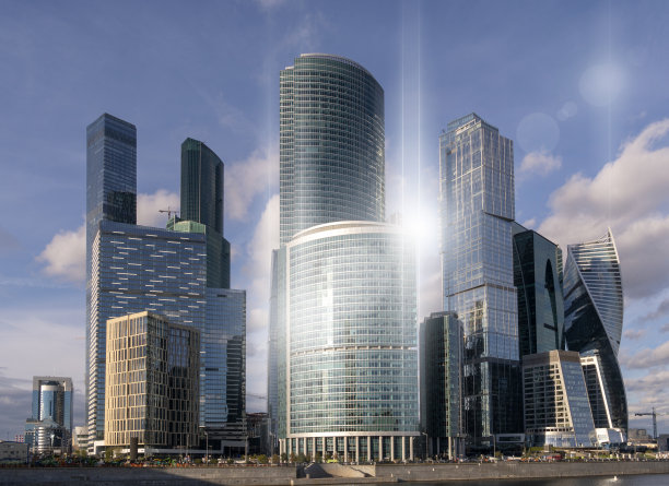 玻璃制成的现代高层建筑。图片下载