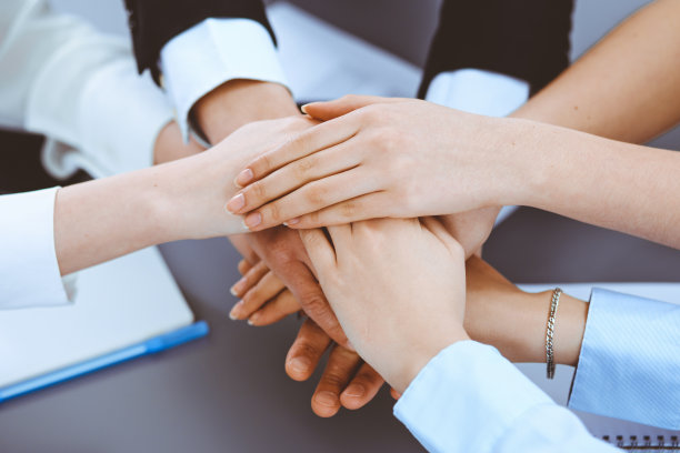 商界人士携手合作，代表着友谊和团队合作的理念图片下载