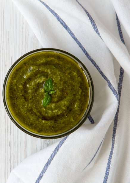 一碗罗勒香蒜沙司，白色木质背景，俯视图。平躺着，从上面俯视。图片下载