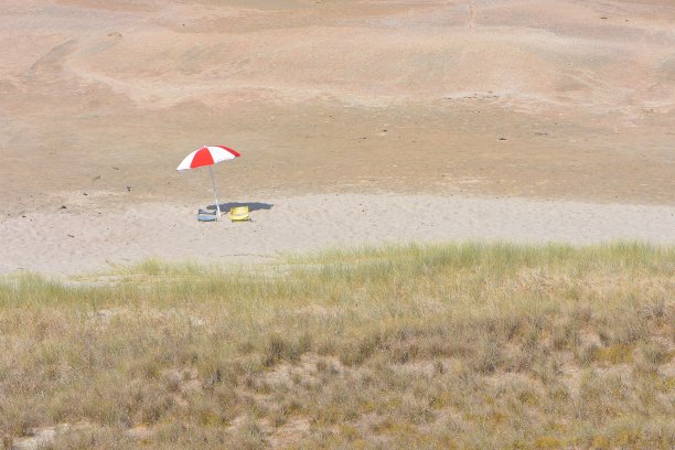 空旷沙滩上的太阳伞图片下载