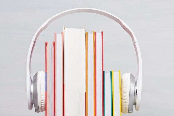 一组带耳机的书。有声读物的概念图片下载