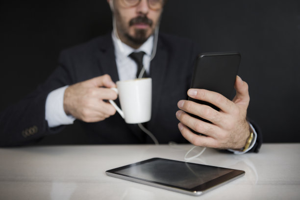 商人使用智能手机图片下载