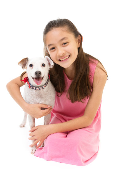 夏威夷女孩肖像与家庭宠物狗在白色的背景图片下载