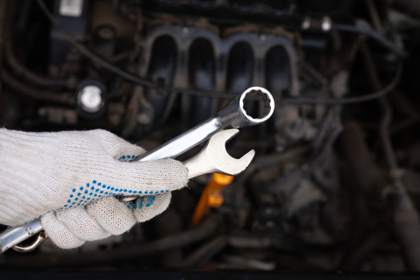 机修工正用扳手修理汽车发动机图片下载