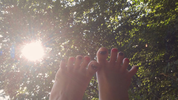 脚在空中图片下载