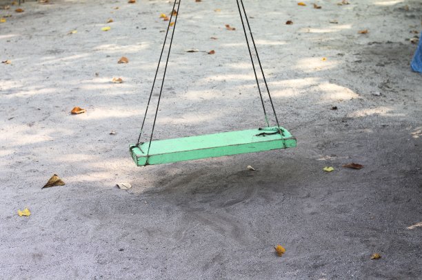 海滩上孤立的秋千(阿里环礁，马尔代夫)图片下载