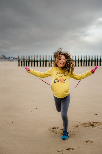 漂亮的孩子在玩跳绳图片下载