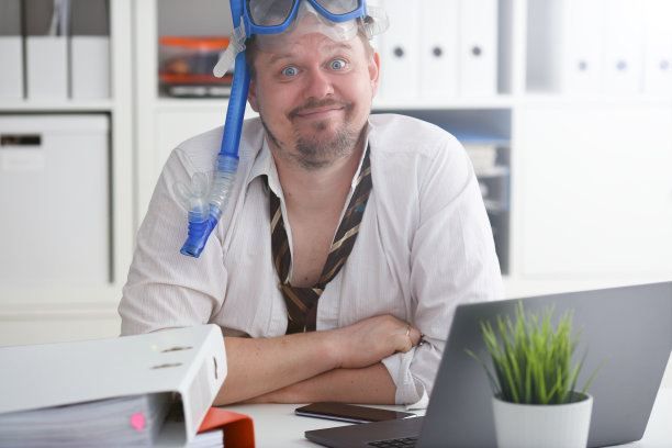 穿西装打领带戴护目镜戴通气管的男人图片下载