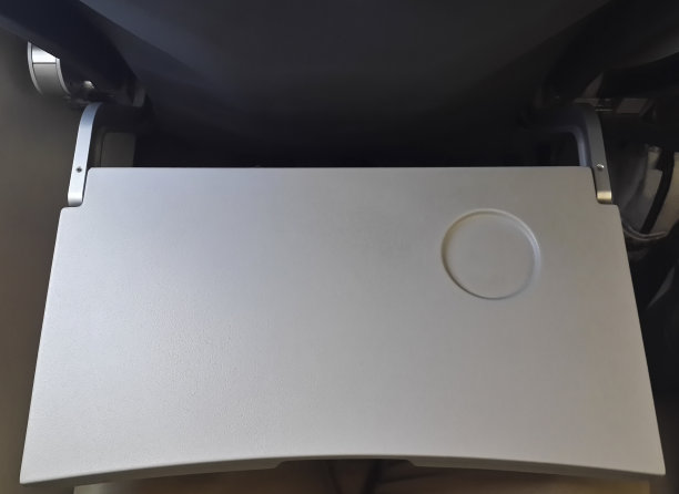 飞机座椅靠背上的小桌板图片下载