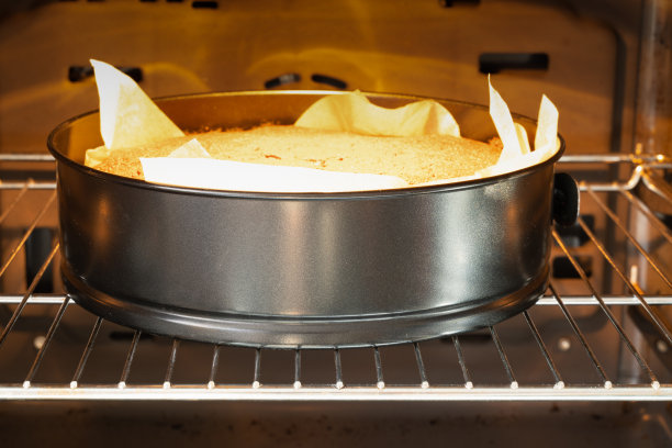 刚烤好的黑色蛋糕，放在电炉金属烤架上烘烤图片下载