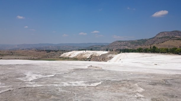 迷人的土耳其Pamukkale池塘，包含温泉和石灰华，由自来水留下的碳酸盐矿物梯田。联合国教科文组织的世界遗产。图片下载