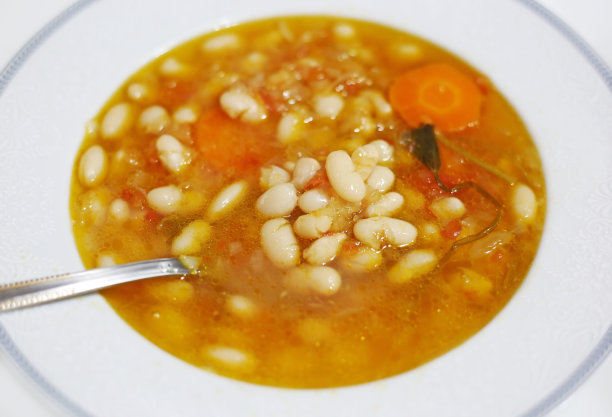 用豆子煮的热汤——希腊的民族食物叫fasolada图片下载