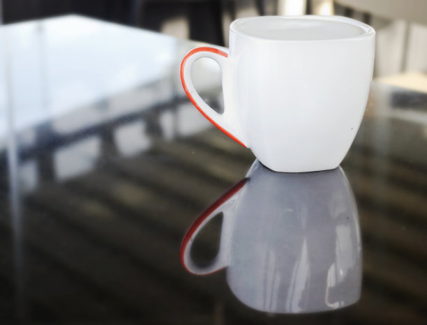 一杯卡布奇诺映照在桌子上——希腊咖啡馆——自助餐厅的场景图片下载