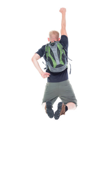 迷人的年轻男性徒步旅行者跳跃图片下载