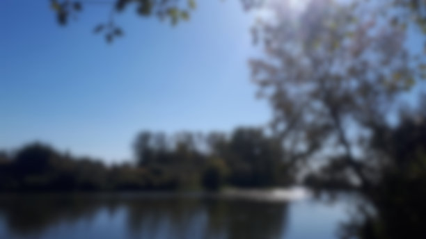 模糊的河流背景图片下载