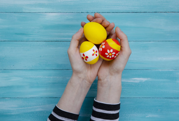 女人手里拿着复活节彩蛋图片下载