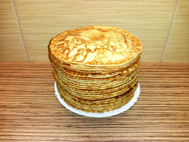 白瓷盘上的煎饼，很多煎饼图片下载