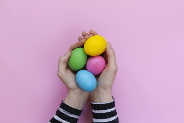 女人手里拿着复活节彩蛋图片下载
