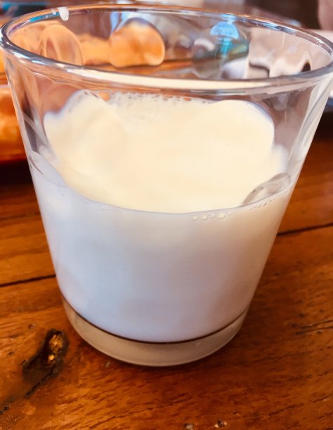 桌上的一杯牛奶图片下载