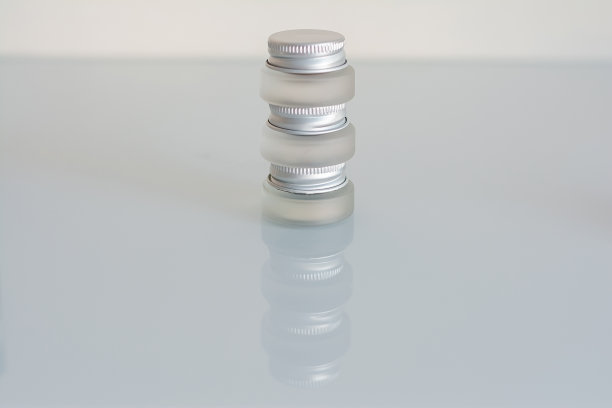 化妆品的空玻璃罐图片下载