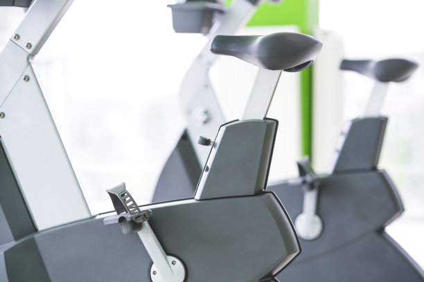 现代健身房里的有氧器械图片下载