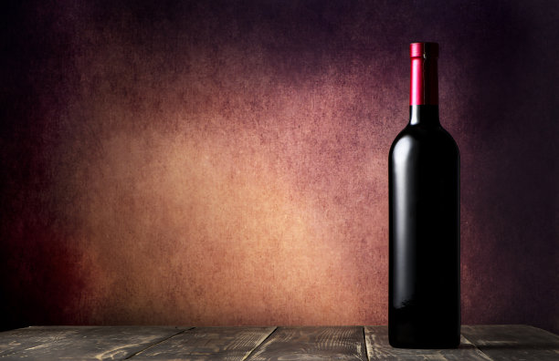 木桌上放葡萄酒图片下载