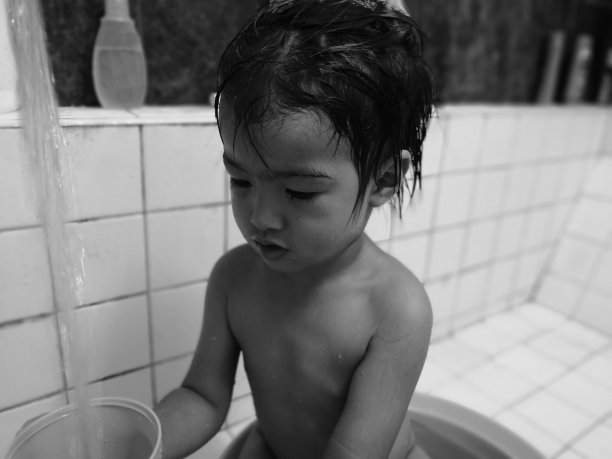 男孩正在洗澡。图片下载