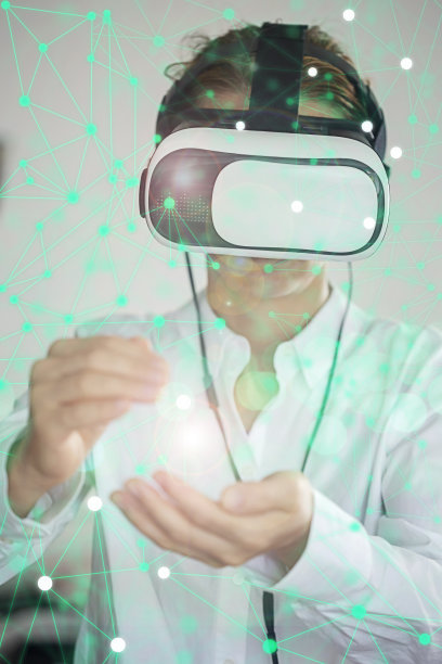 女性使用VR耳机图片下载