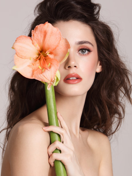 带着花的漂亮姑娘图片下载