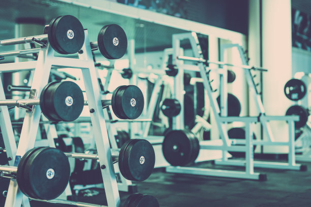健身房架子上的杠铃图片下载