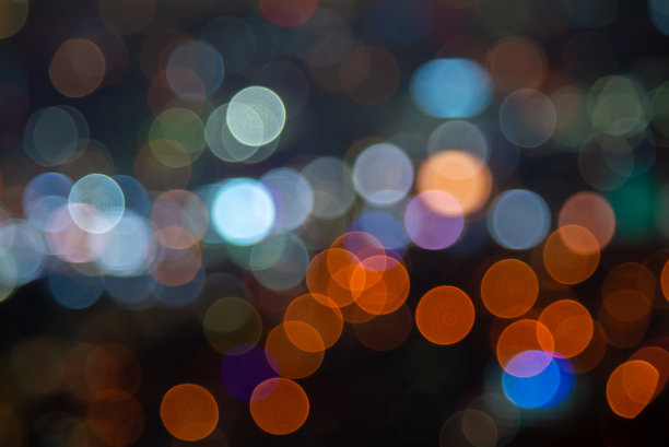 来自城市灯光的散景-模糊的灯光背景与复制空间图片下载