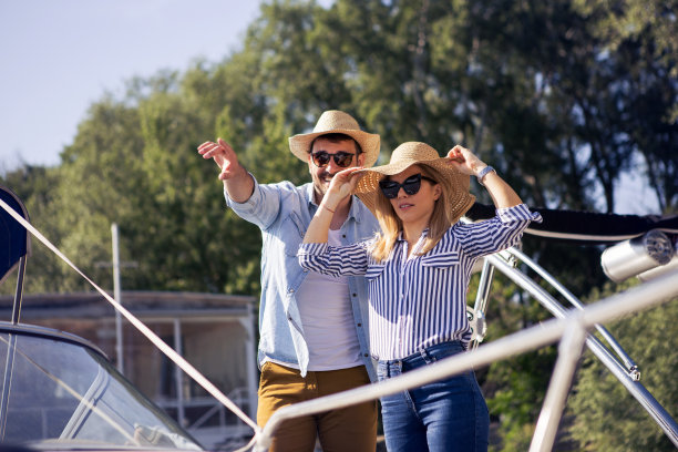 一位英俊的年轻人带一位美丽的年轻女孩参观这座岛屿图片下载